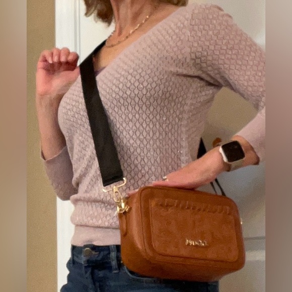 NWT Mudd crossbody bag, tooled design on outside pocket adj strap - Picture 6 of 7